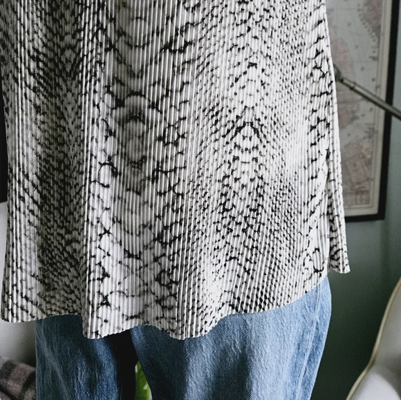 Allison Joy Halter Tank Top. Snakeskin pattern. Size XS - Picture 4 of 6